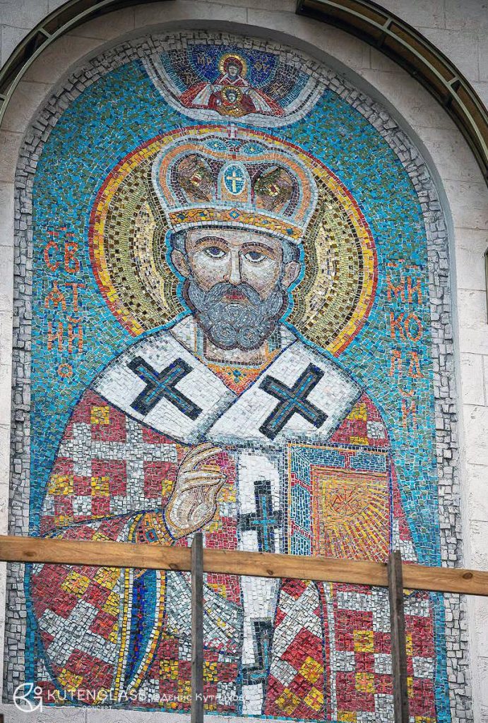 У храмі Святого Миколая в селі Стоянка завершено роботу над новою монументальною мозаїкою «Святий Миколай» українського художника-монументаліста Дениса Кутняхова.